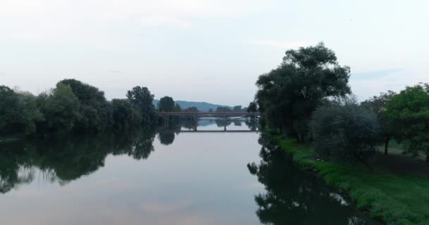 Floden Bridge Himlen Reflekterar Över Vatten Kameran Flyger Fram Stekpannor — Stockvideo