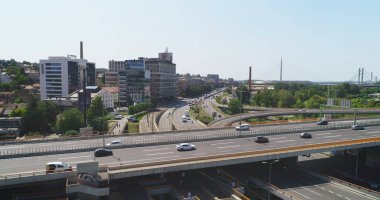 Trafik Kavşağı, yan atış. Dron. Yol araba kamyon binalar.