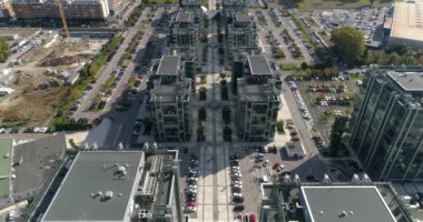 Modern binalar, yeşil bir satýr windows yansıyor. Kamera seyahatleri ileri, yüksek yukarıda.