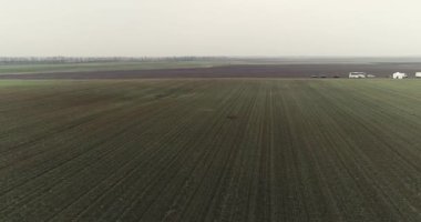 Kamera tam bir sahne alanını ayarlama bir film ekibi ortaya çıkarmak için uçar. Kış, bulutlu.