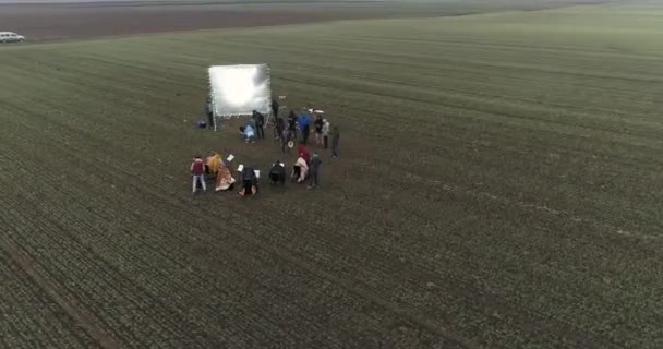 Kameran Omlopp Runt Ett Filmteam Som Ställa Scen Fältet Vintern — Stockvideo