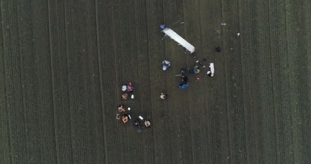 Câmera Voa Acima Uma Equipe Filmagem Montando Uma Cena Campo — Vídeo de Stock