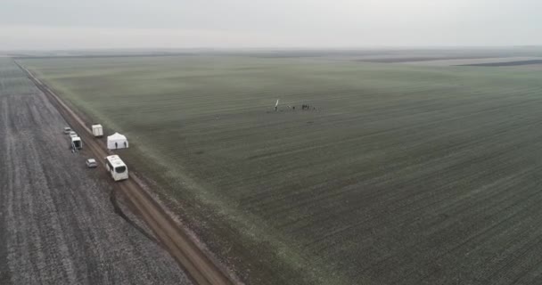 Telecamera Sorvola Una Troupe Cinematografica Allestendo Una Scena Sul Campo — Video Stock