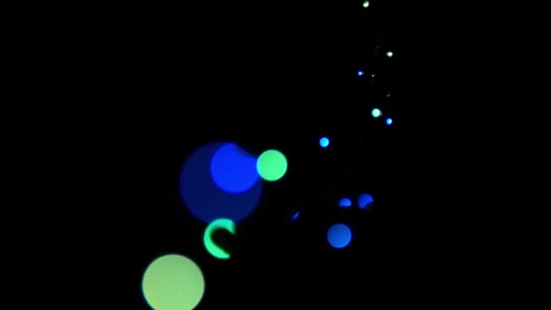 Les lumières de Noël brillent et scintillent. Nouvel An, fête .