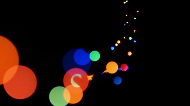 Les lumières de Noël brillent et scintillent. Nouvel An, fête .