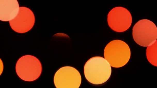 Les lumières de Noël brillent et scintillent. Nouvel An, fête .