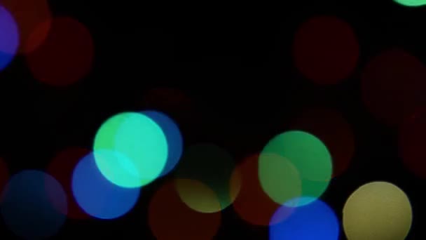 Les lumières de Noël brillent et scintillent. Nouvel An, fête .