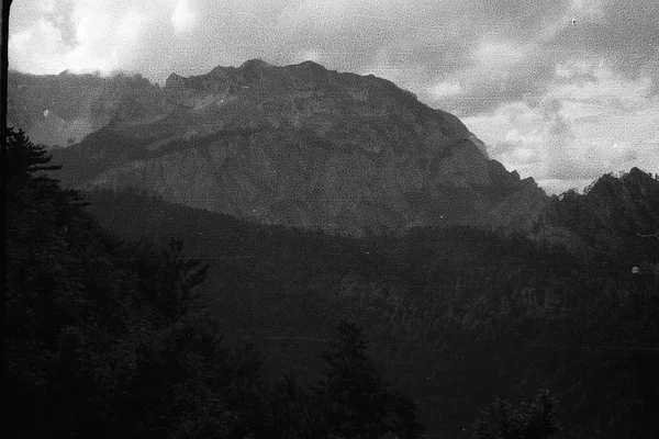 Manzara Yugoslavya, yaklaşık 1965. Dağ, orman. Bulutlu gökyüzü. Bir sürü toz ve çizikler. Negatif tarama.