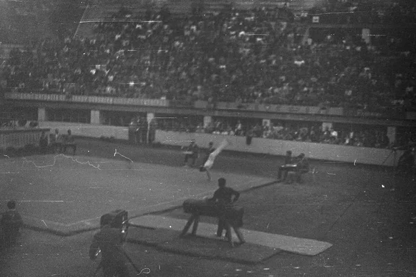 Jimnastikçi katta. Atletik bir Belgrad, Yugoslavya'da (şimdi Sırbistan), yaklaşık 1960 toplantı eski bir fotoğraf.