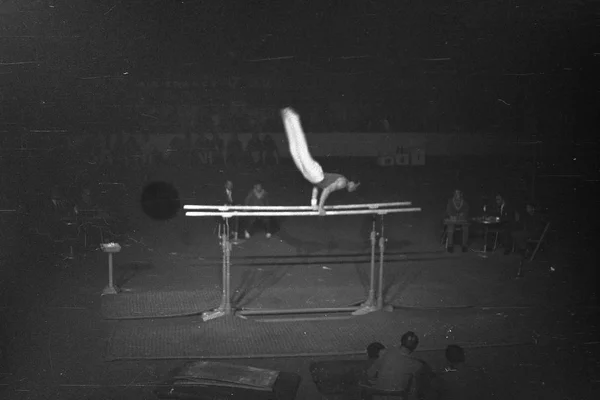 Jimnastikçi hızıyla paralel Bar üzerinde. Atletik bir Belgrad, Yugoslavya'da (şimdi Sırbistan), yaklaşık 1960 toplantı eski bir fotoğraf.
