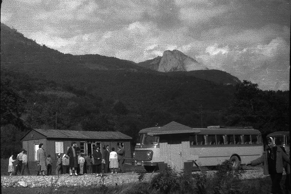 Otobüs durağı ıssız bir yerde. Yugoslavya, Sırbistan 1960'ların ortalarında. Siyah beyaz fotoğraf.