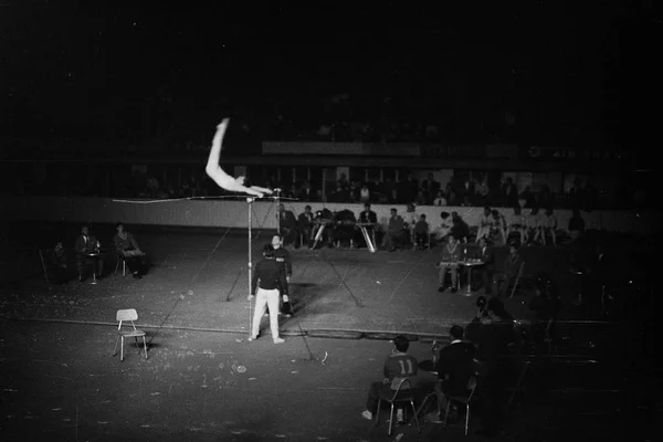 Jimnastikçi hızıyla açık bar. Atletik bir Belgrad, Yugoslavya'da (şimdi Sırbistan), yaklaşık 1960 toplantı eski bir fotoğraf. 