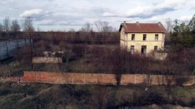 Fabrika, harap, terk edilmiş. Kamera paralel uçuyor. Uçak atış. Güzel gökyüzü.