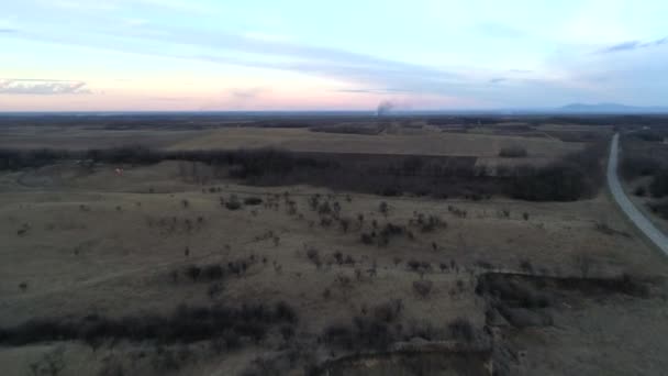 Vuelo Atardecer Sobre Área Deshabitada Terreno Llano Pradera Llanura — Vídeos de Stock