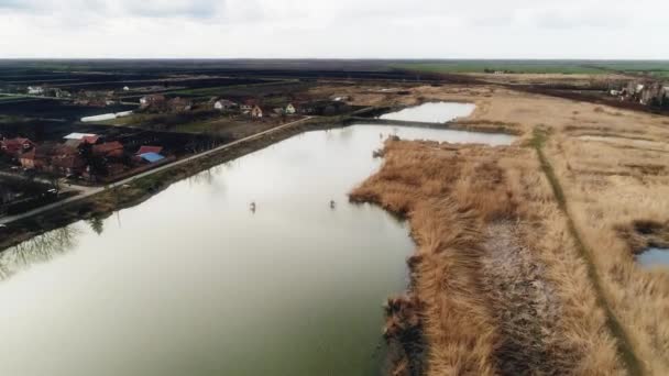 Arka Tarafta Bir Göl Gölet Sonbahar Köyü Üzerinden Uçuş — Stok video