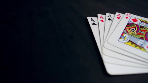 Kartenhand Vierlinge Vier Asse Und Ein König Der Diamanten — Stockvideo