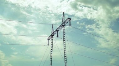 Güç direği iletim hattı zaman atlamalı elektrik. Güneşli bir gün.