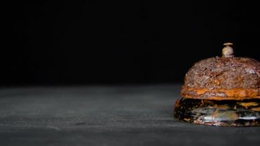 Otel servis tarzı çağrı zili. Paslı çürük resepsiyon eski vintage artifakı. 