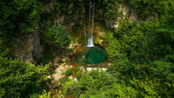 Vesiputous Metsässä Kansallispuisto Ihme Ylhäältä Alas Antenni Drone Shot — kuvapankkivalokuva