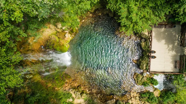 Ormandaki şelale. Milli park, merak ediyorum. Yukarıdan aşağıya havadan insansız hava aracı vuruldu 04