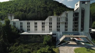 Terk edilmiş bir otel. Modernist mimari. Havadan insansız hava aracı paralel seyahat vurdu.