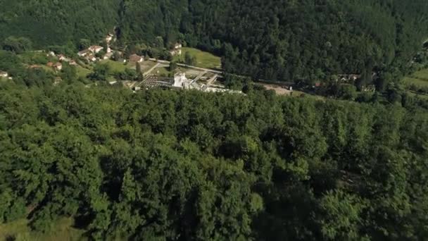 Hotel Abbandonato Rivelate Dietro Foresta Collinare Architettura Modernista Aereo Drone — Video Stock