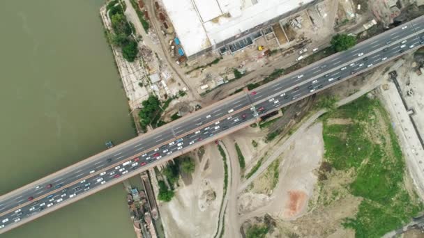 Γέφυρα Αυτοκινητοδρόμου Κορυφή Κάτω Σημείο Κατασκευής Ποταμού Κάμερα Αύξουσα Βαριά — Αρχείο Βίντεο