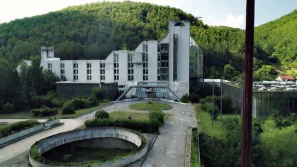 Hotel Einem Wellnessbereich Verlassen Modernistische Architektur Drohne Aus Der Luft — Stockvideo