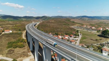 Viyadük trafik kamyonu Güneşli mavi gökyüzünü vurdu