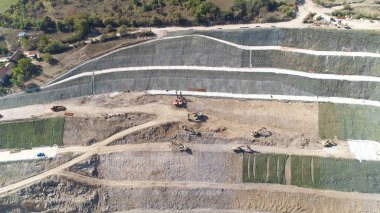Endüstriyel makineler çalışıyor. Drone havadaki tırtılı vurdu.