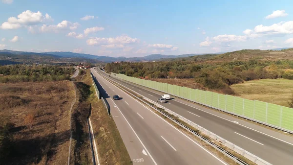 Otoyol trafik sesi engelleri güneşli bir günde gökyüzü