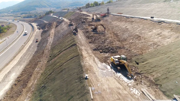 Çalışan endüstriyel makineler İHA ile havadan çekim yapıyor.