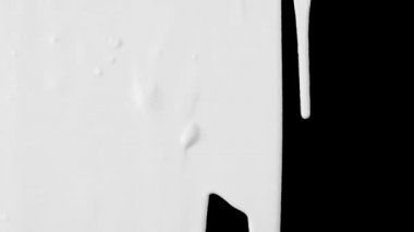 Siyah yüzeye beyaz boya dökülüyor. Yüksek kontrastlı. Organik, orijinal bir geçiş için mükemmel. Siyah ve beyaz için sırasıyla ScreREEN ve MULTIPLY transfer kiplerini kullan.