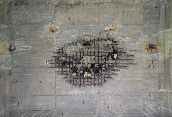 Bu güçlendirilmiş beton çubuğun diğer tarafında bir şey patladı.