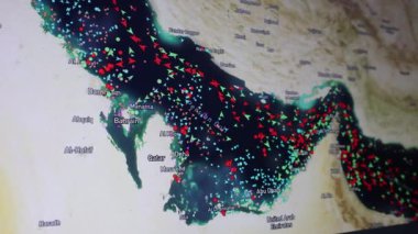Hürmüz Körfezi Boğazı. Deniz trafik kamerası, bilgisayar ekranı piksellerini görüntüledi. Bilgisayar ekranında deniz haritaları aranıyor. Monitörün kamera görüntüsü. 