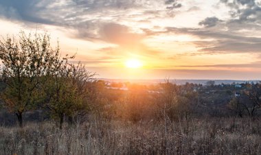 Köyün alanında arkasında günbatımı