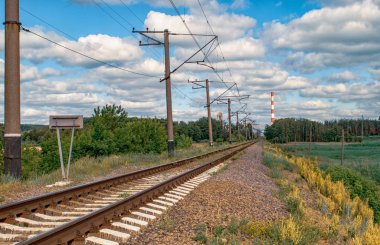 Demiryolu parça. Tren. Büyük dinlenme. Ormana doğru yol gider.