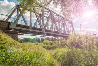 Demiryolu Köprüsü ve güneş ışınlarının