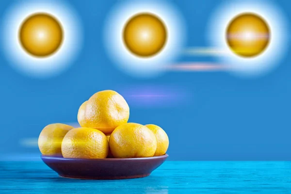Апельсины Сложенные Тарелке Синий Фон — стоковое фото