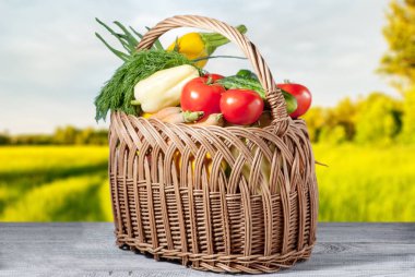 sebze domates biber patlıcan kabak ve yeşillik çiçek alanının arka plan ile sepet