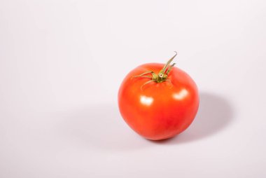 gri bir arka plan üzerinde kırmızı domates yakın çekim