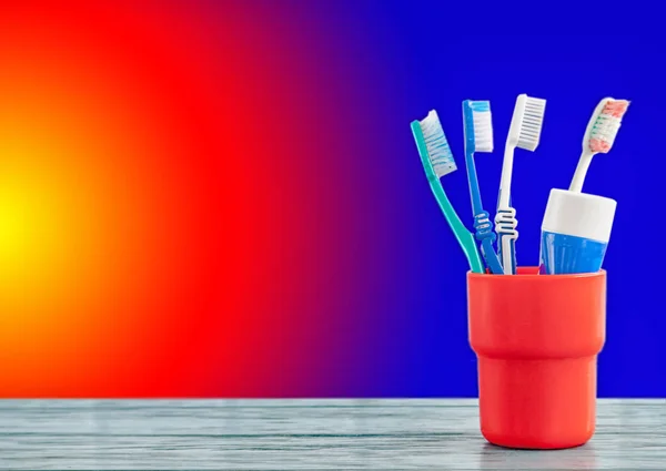 Zahnbürsten Und Zahnpasta Auf Rotblauem Hintergrund — Stockfoto
