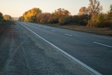 Şerit bölme ile ufuk giden yol
