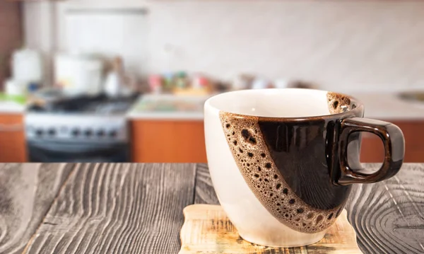 厨房背景上的咖啡杯 — 图库照片