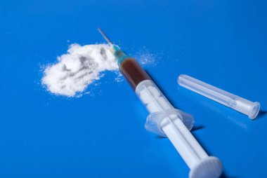 uyuşturucu ve kap Klasik şeffaf şırınga dolu