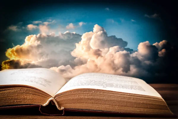 Szczegółowe Książki Przed Niebo Białe Ciemne Chmury — Zdjęcie stockowe