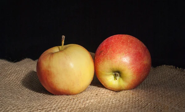 Zwei Äpfel Auf Dunklem Hintergrund Auf Der Oberfläche Mit Klette — Stockfoto