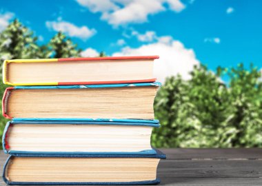 ahşap masa üzerinde kitaplar dikey katlanmış