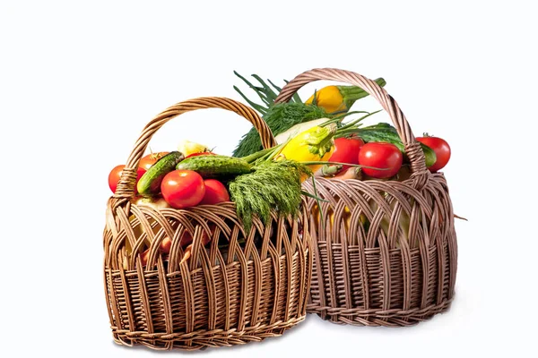 Verduras frescas en dos cestas aisladas sobre blanco —  Fotos de Stock