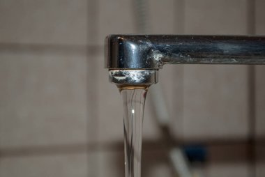 seçici renk akan su ile açık su musluk